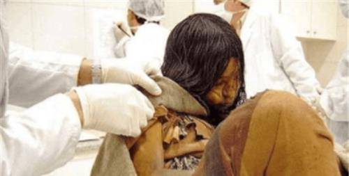 这三具古尸被带回之后,经过了ct检查,果然和专家预想的一样, 女子体内