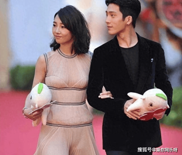 白百何惊艳亮相,时尚造型引热议,井柏然尴尬伴行!