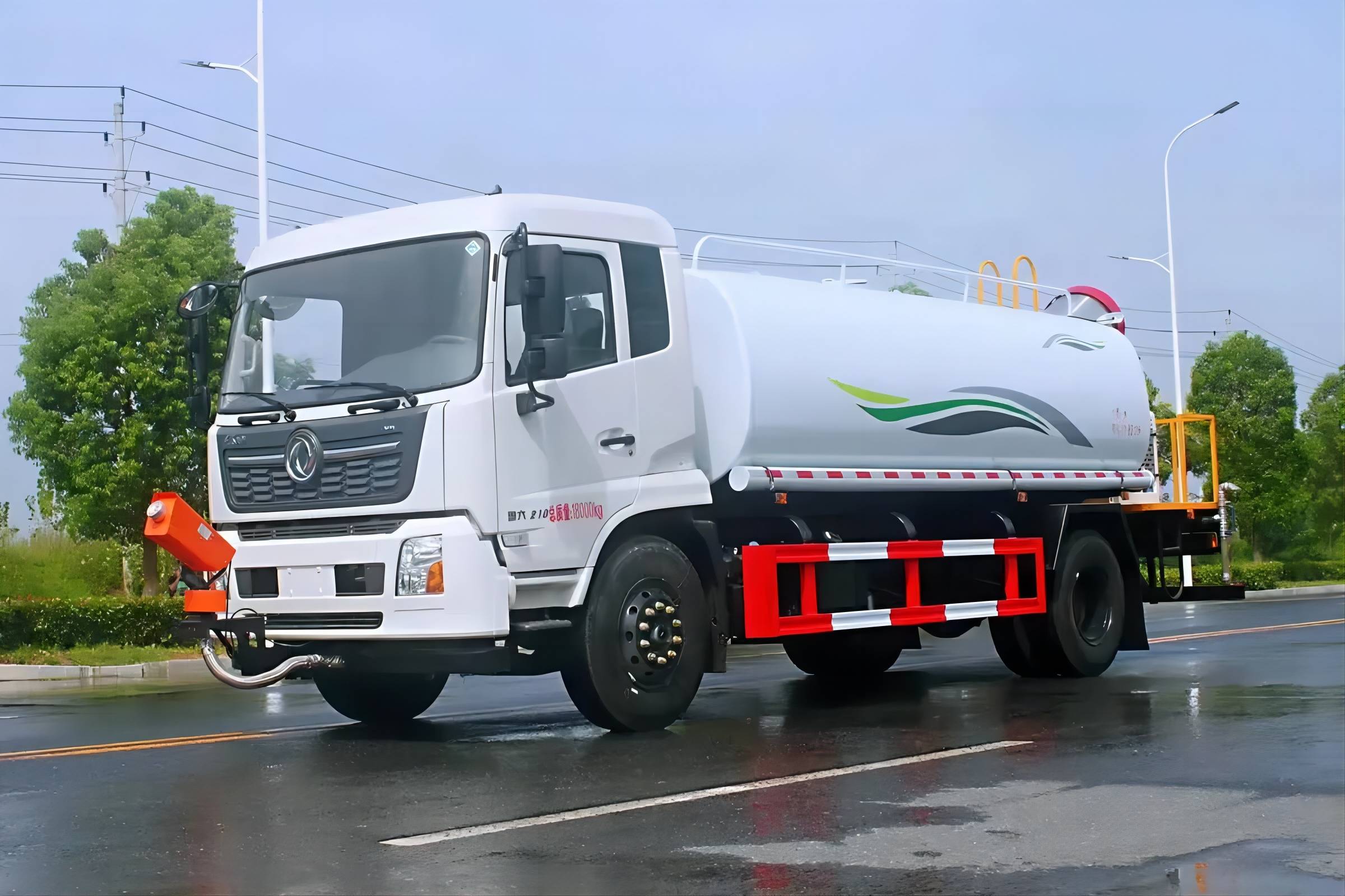 洒水车管理的典范,一路精准控水避让行人车辆