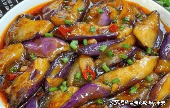 红烧茄子,是一道美味可口,营养丰富的家常菜,简单易学