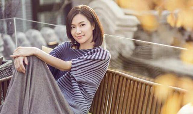 北京大妞徐静蕾:3岁练书法,12段情史,睡遍京圈,39岁冻卵