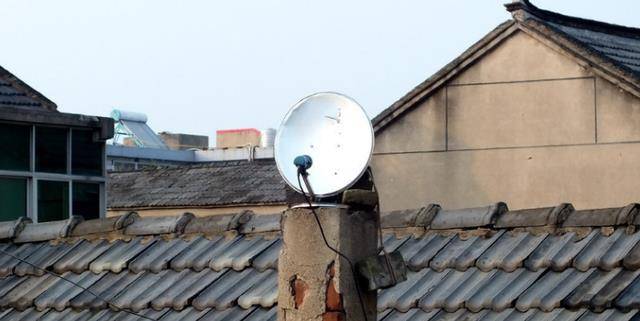 且电视锅提供的信号质量高,带给人们刚好的视听体验,因此在农村普遍