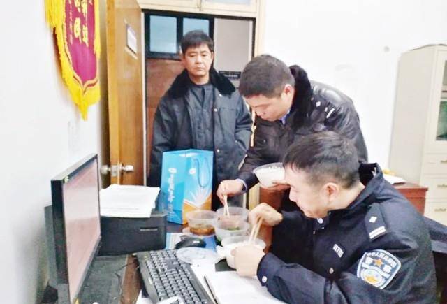 27年前他倒在毒贩手雷下,如今三个儿子都穿上了警服