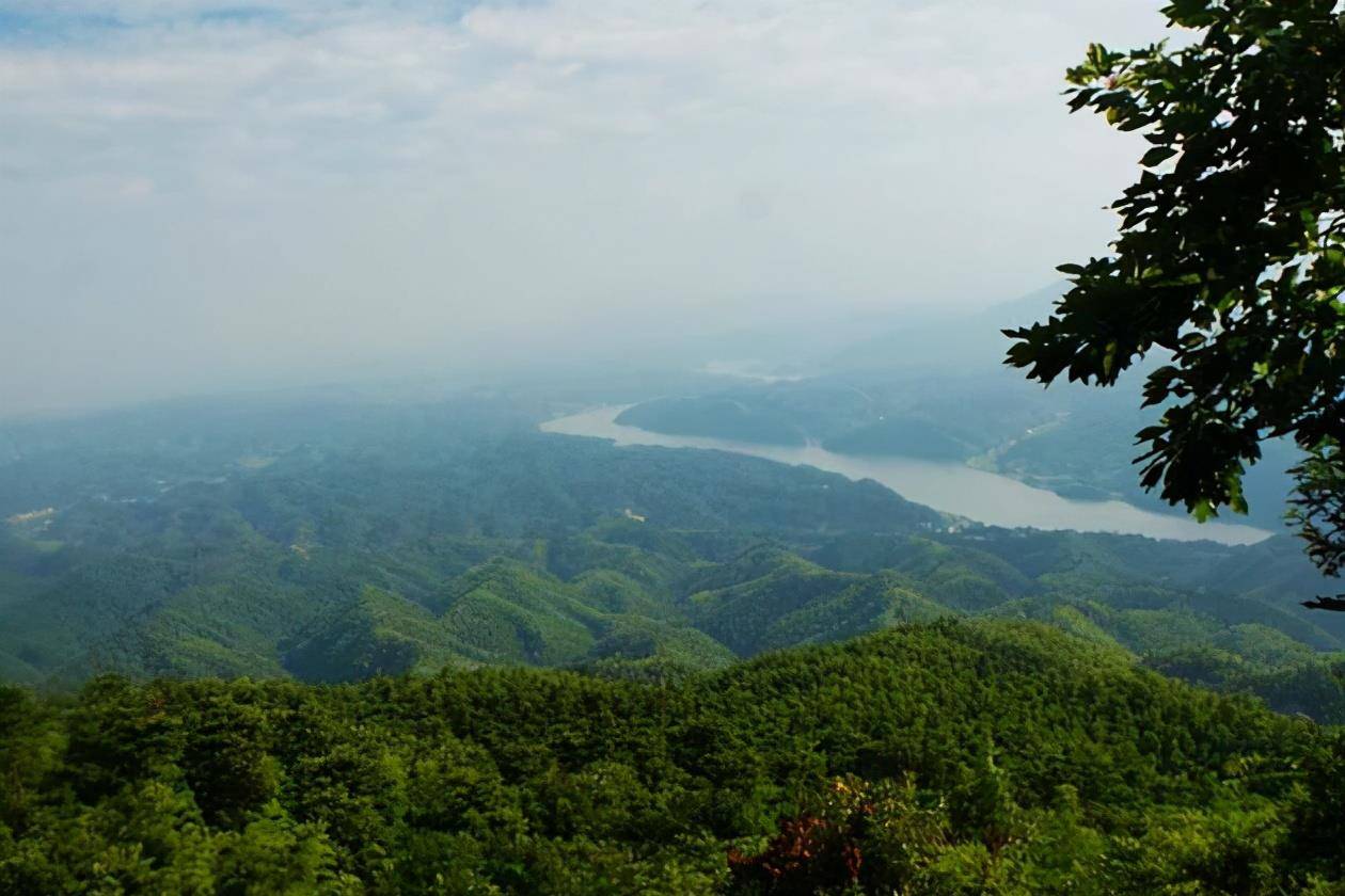 衡山又名南岳,南山,是中国五岳之一,绵亘于衡阳,湘潭两盆地间.