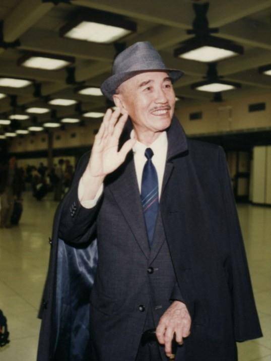 他塑造了中国银幕上第一个蒋介石形象,经典作《血战台儿庄》直接推动