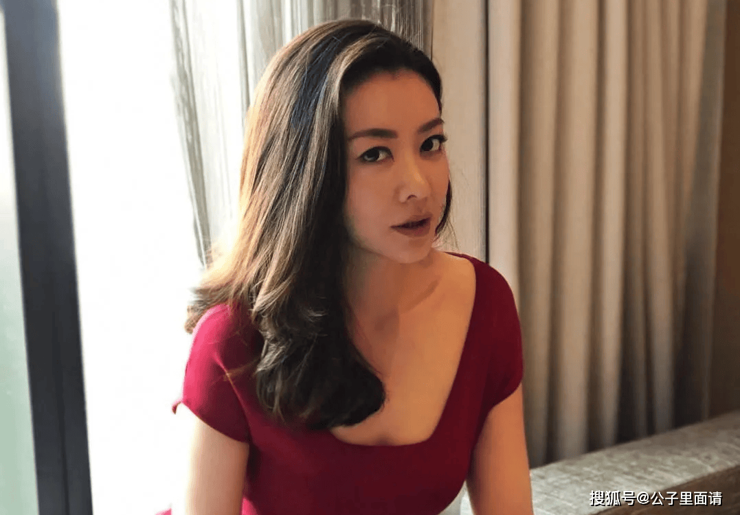 熊黛林真乃"尤物身材",挂脖连体裤,腰臀比太绝