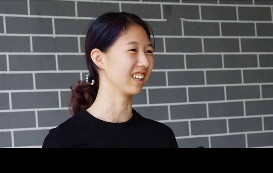 3年前,为救同学身中8刀的20岁女孩崔译文,如今怎么样了?