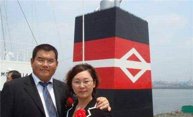 "钢铁女王"张荣华:富家女下嫁穷小子,卖豆腐起家,现身价690亿_荣程