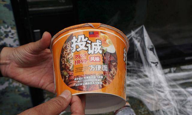近日,台海那边推出了一系列"投诚食品",譬如桶装泡面,泡面盖上面印刷