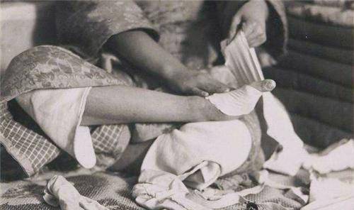 她15岁靠小脚嫁入大户,每次洗脚疼痛难忍却不说,怕丈夫厌弃