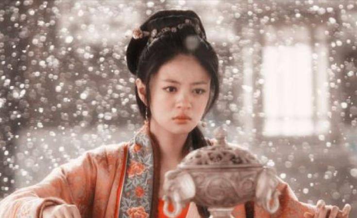 李师师出生时不哭不笑,父亲带到寺庙祈福,住持:你不该来这里