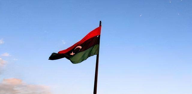 没有护航军舰,悬挂小国国旗,还装着那么多的货物.