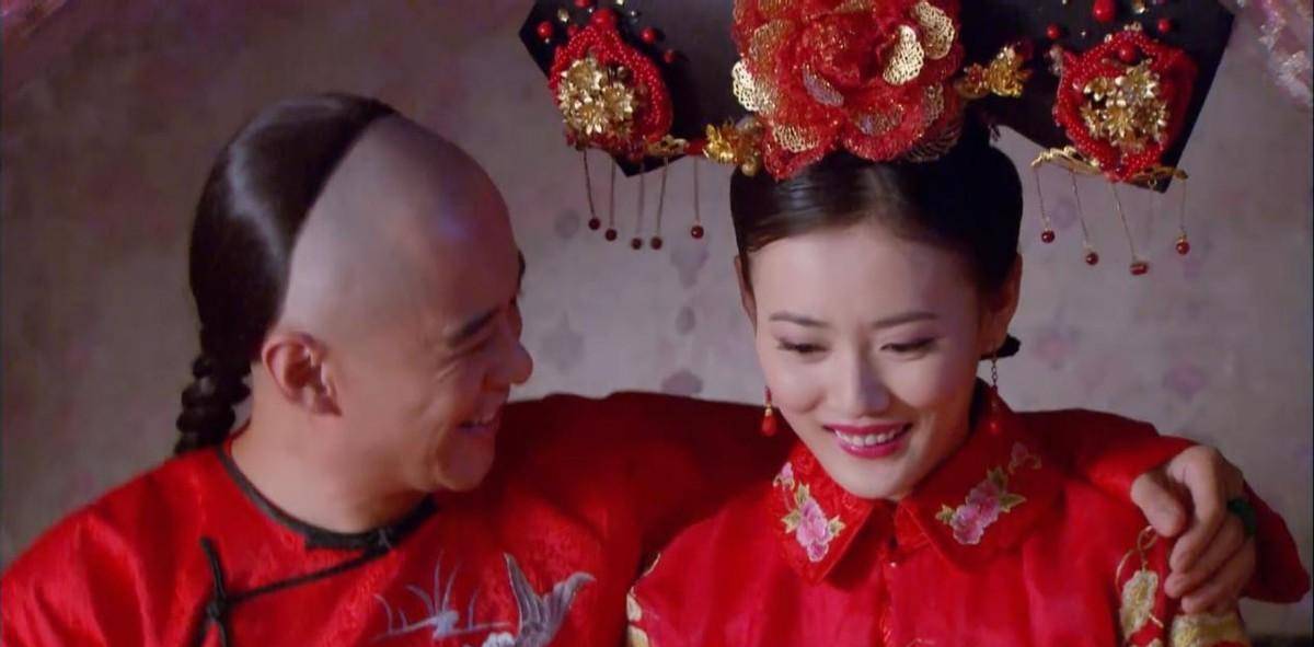 对她的婚事也是亲自指定,嫁给了皇后婉容的弟弟润麒.