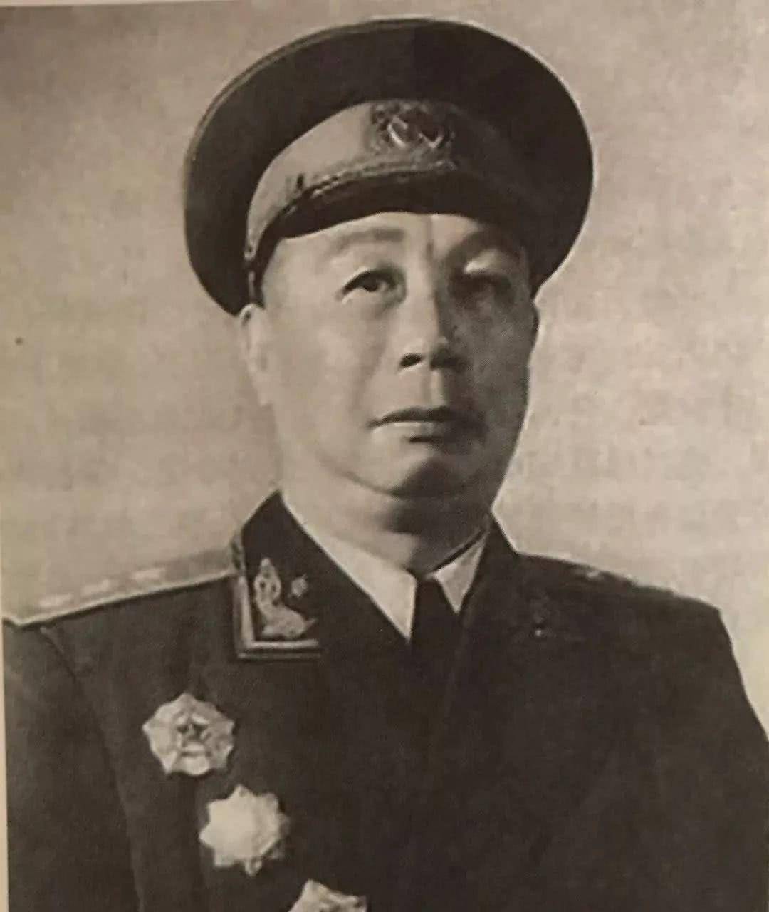 1949年,两辆军车护送一妇女回家,邻居才知常打麻将的她是特工
