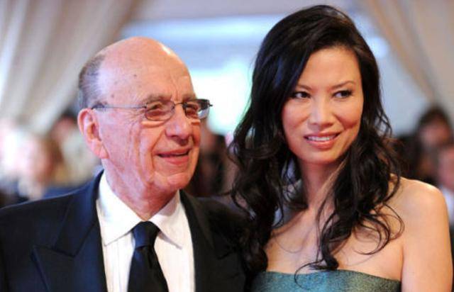 52岁邓文迪:离婚6年后卷走前夫40亿美元,交往小17岁男友显娇憨