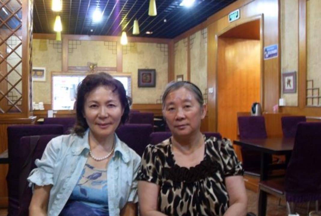 她是林帅小女儿,选择嫁给铁匠的儿子,丈夫放弃前程陪她下放养猪