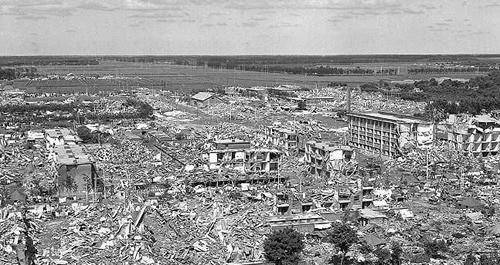距离震中近的兰州,太原等地就有大量房屋倒塌,距离海原地震很远的香港