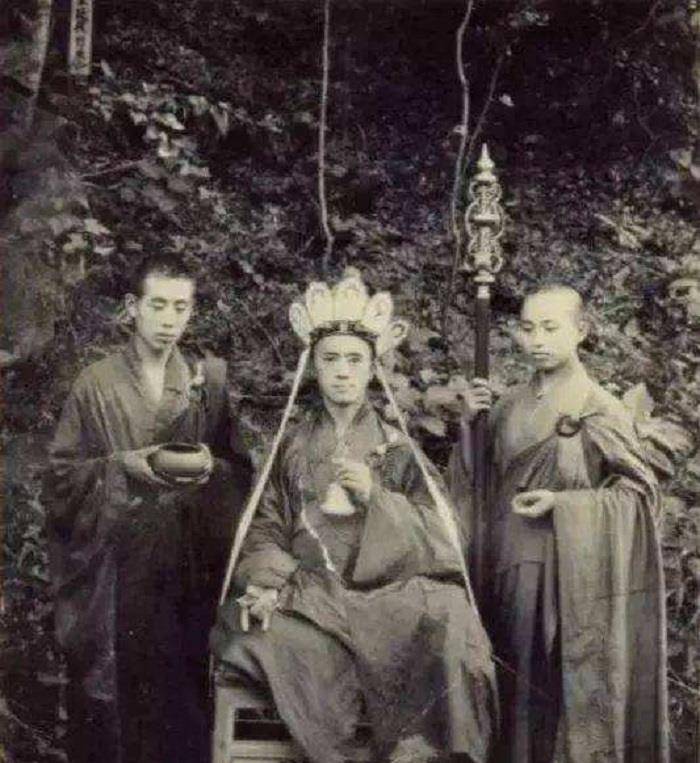 一代高僧海灯法师,77高龄表演二指禅倒立,是真是假?