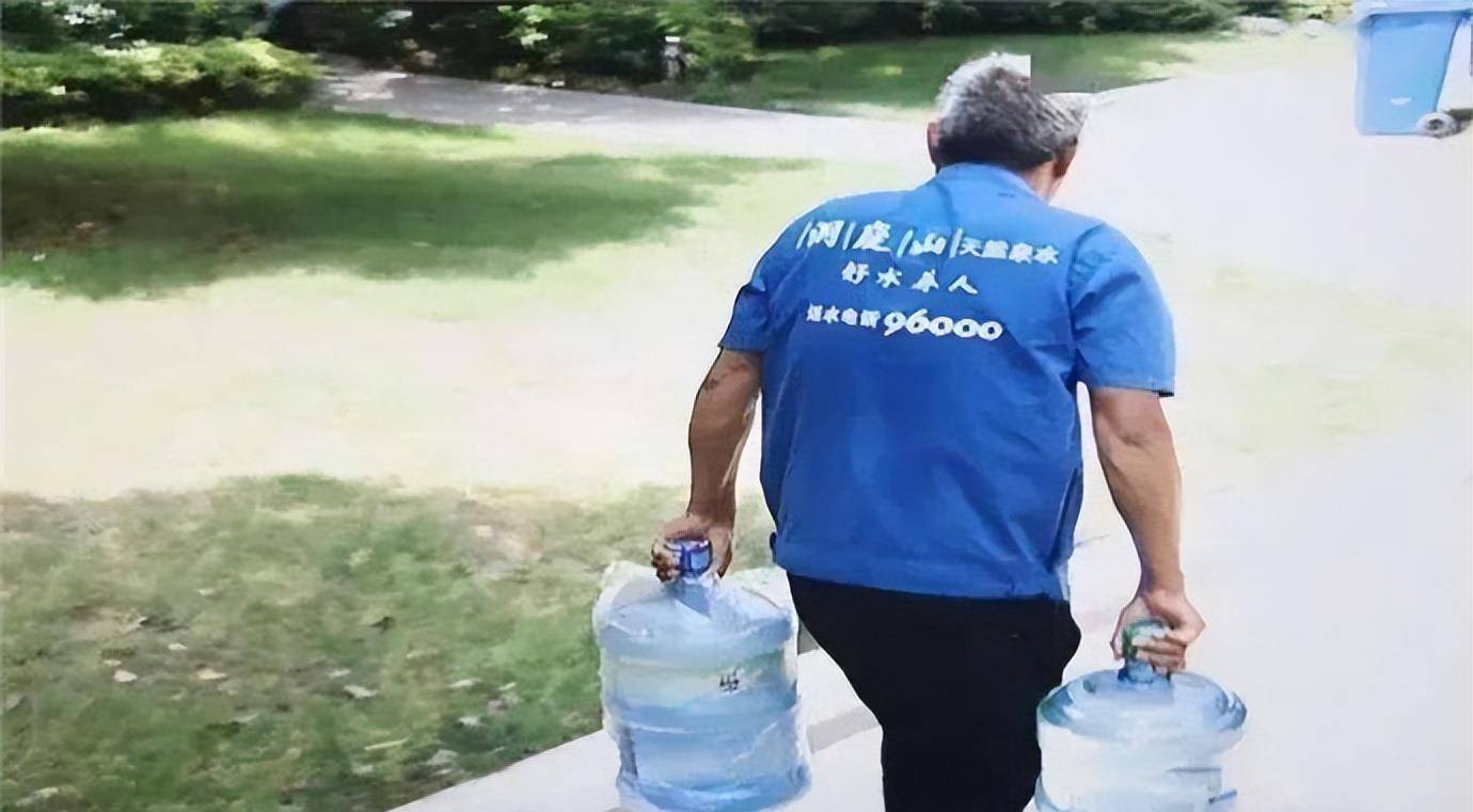 2017年江苏男子离婚两个月,前妻突患白血病,为救前妻他一夜白头