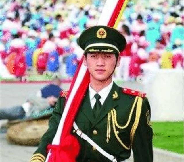 "共和国第一旗手"高红甫:11年升旗0失误,退役后还和国旗为伴