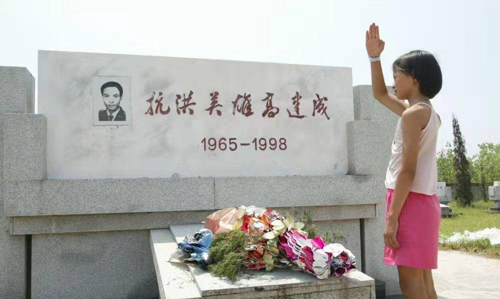 如今成一名警察,见昔日救自己的武警热泪相拥_江珊_王明华_奶奶