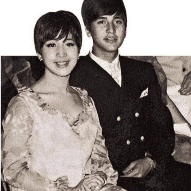 所生的女儿,也是何鸿燊的长女,看下面何超英和自己的弟弟何猷光的合影