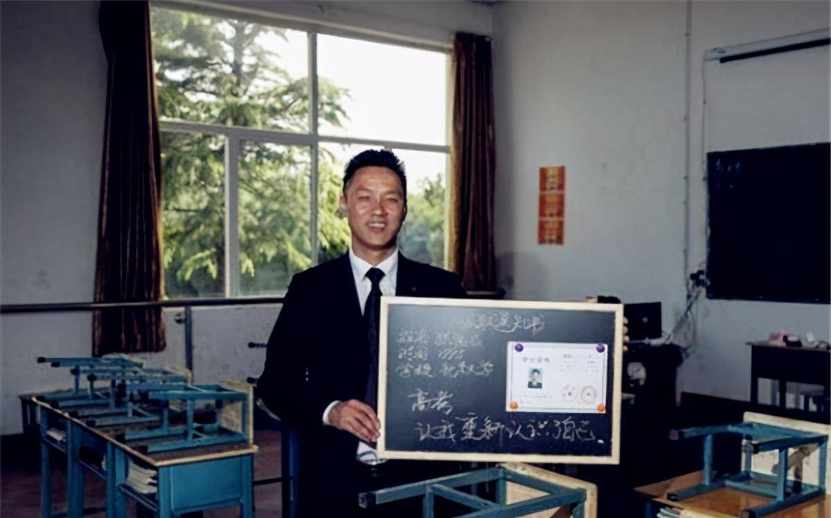 他曾是北大的保安,因被留学生嘲笑,逆袭考进北大,如今成为校长_张俊成