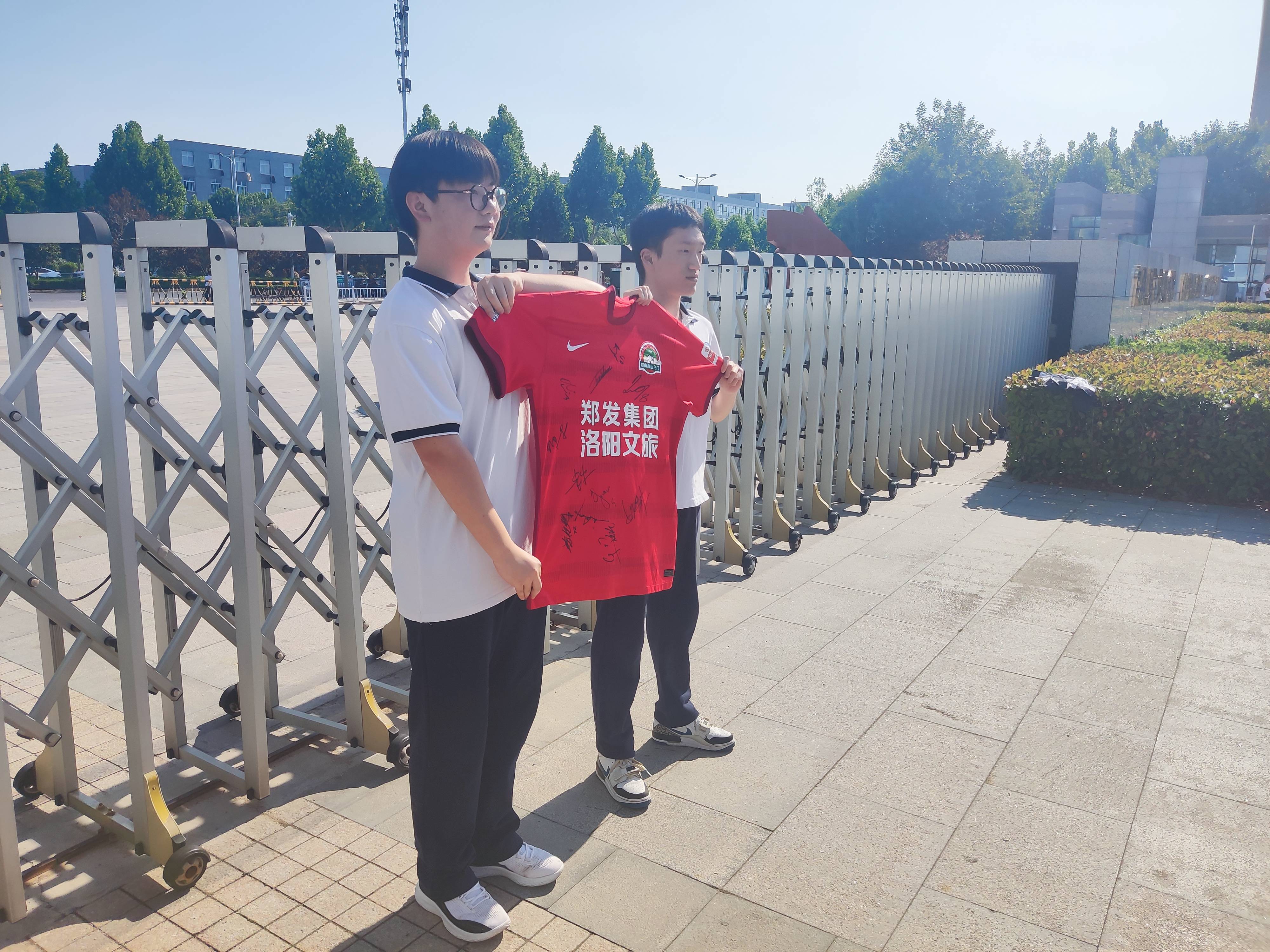 留住青春留住你,郑州十中组织拍摄2024届毕业生合影