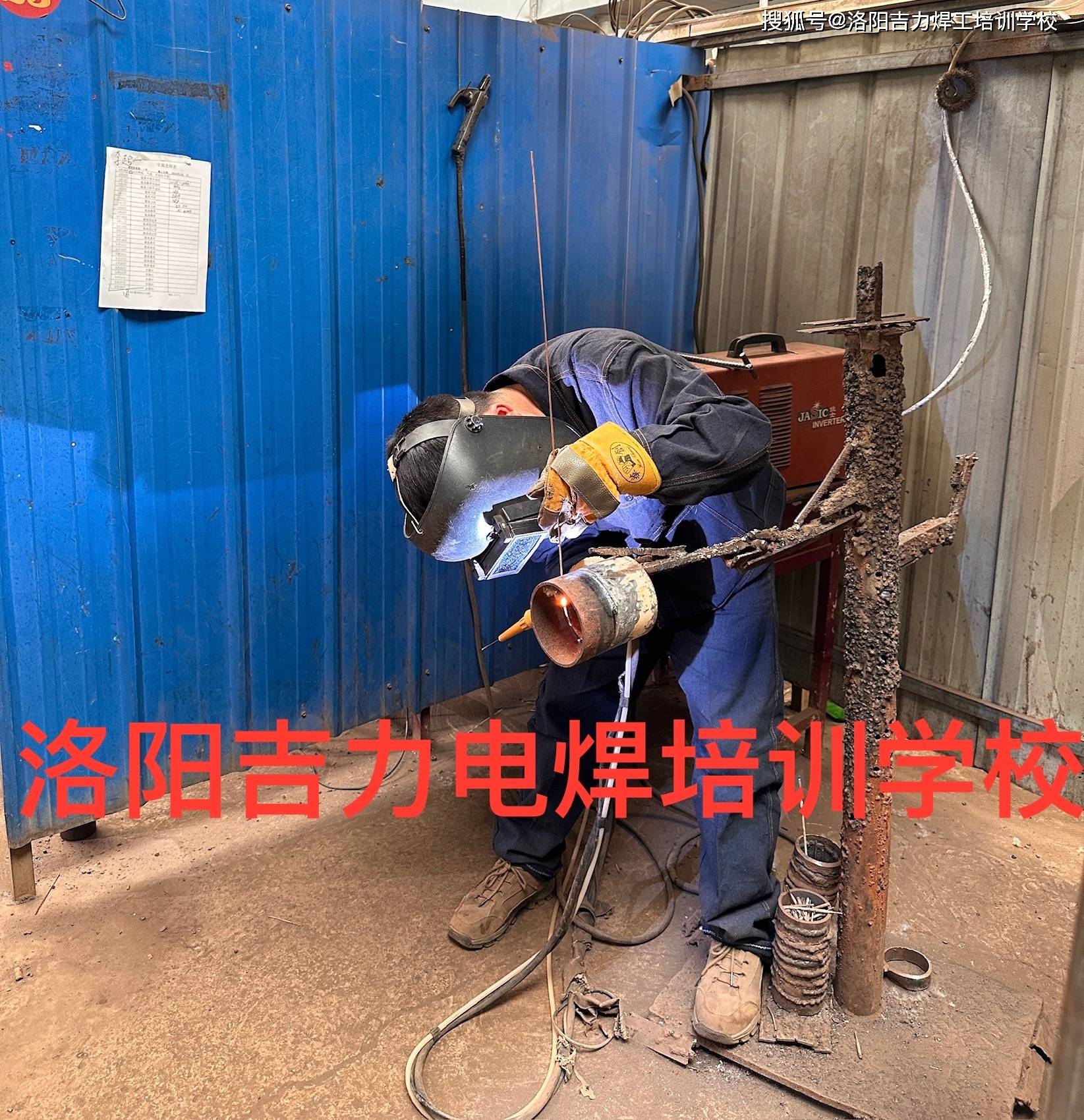 氩电联焊操作步骤准备工具和材料:准备好氩气瓶,焊接设备,电极,保护