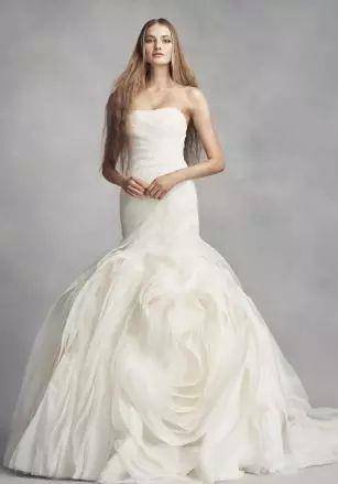 vera wang深受欢迎的玫瑰系列设计一件婚纱,寄托了太多的希望和梦想.