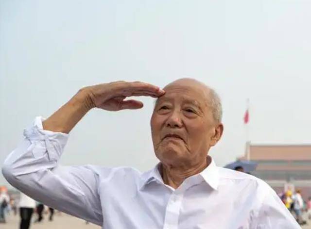 图|张富清在天安门含泪敬礼在一次采访中,张富清说:"和我并肩作战的