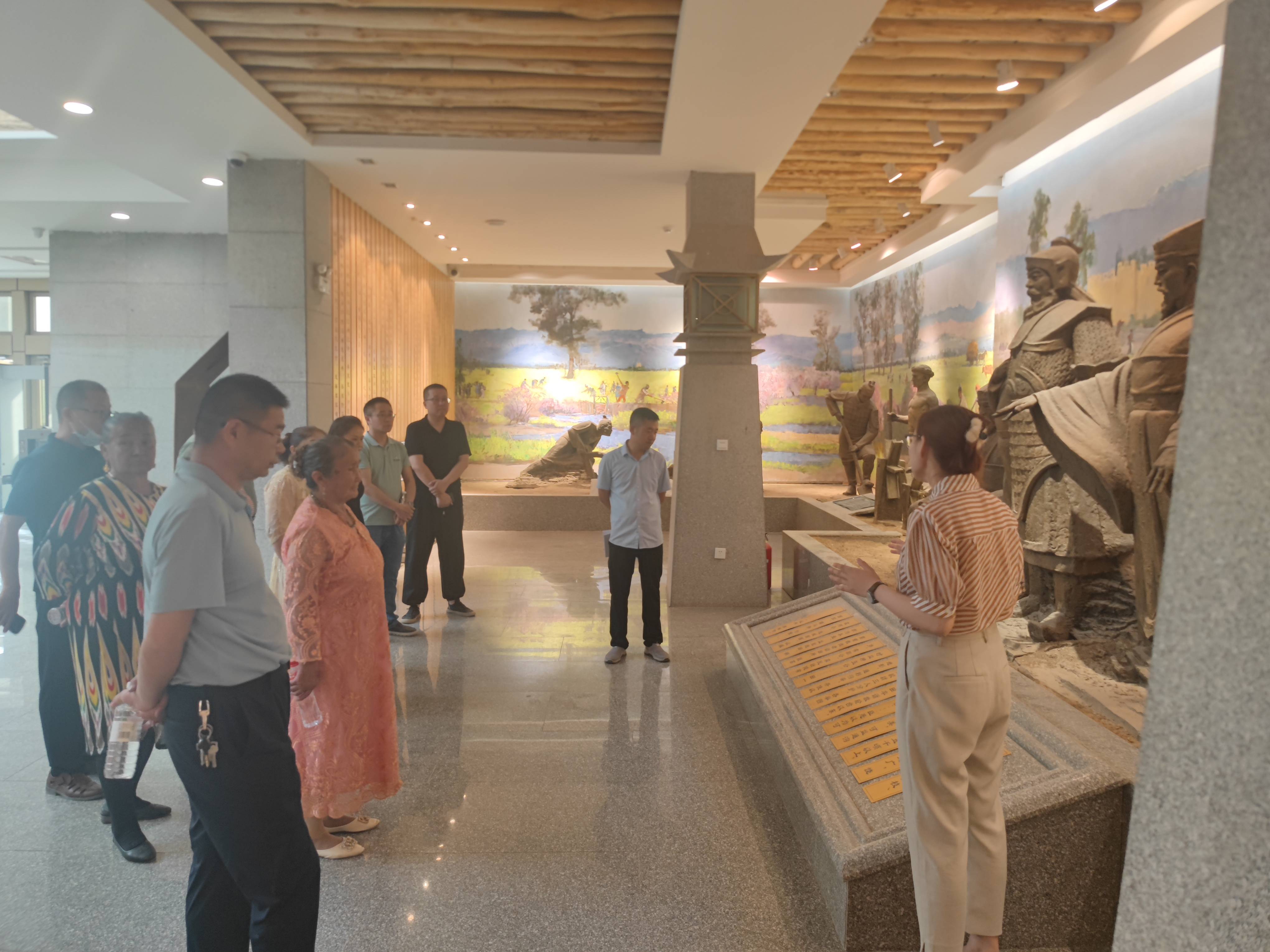 轮台县统计局干部带亲戚参观博物馆 杨云龙摄