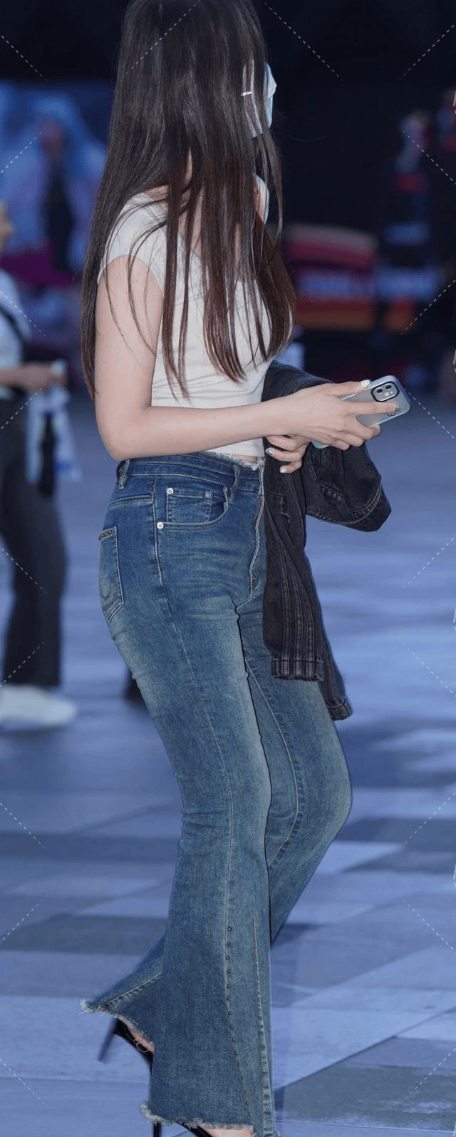 高挑身材牛仔裤搭配,时尚潮流风,都市女孩出行首选!
