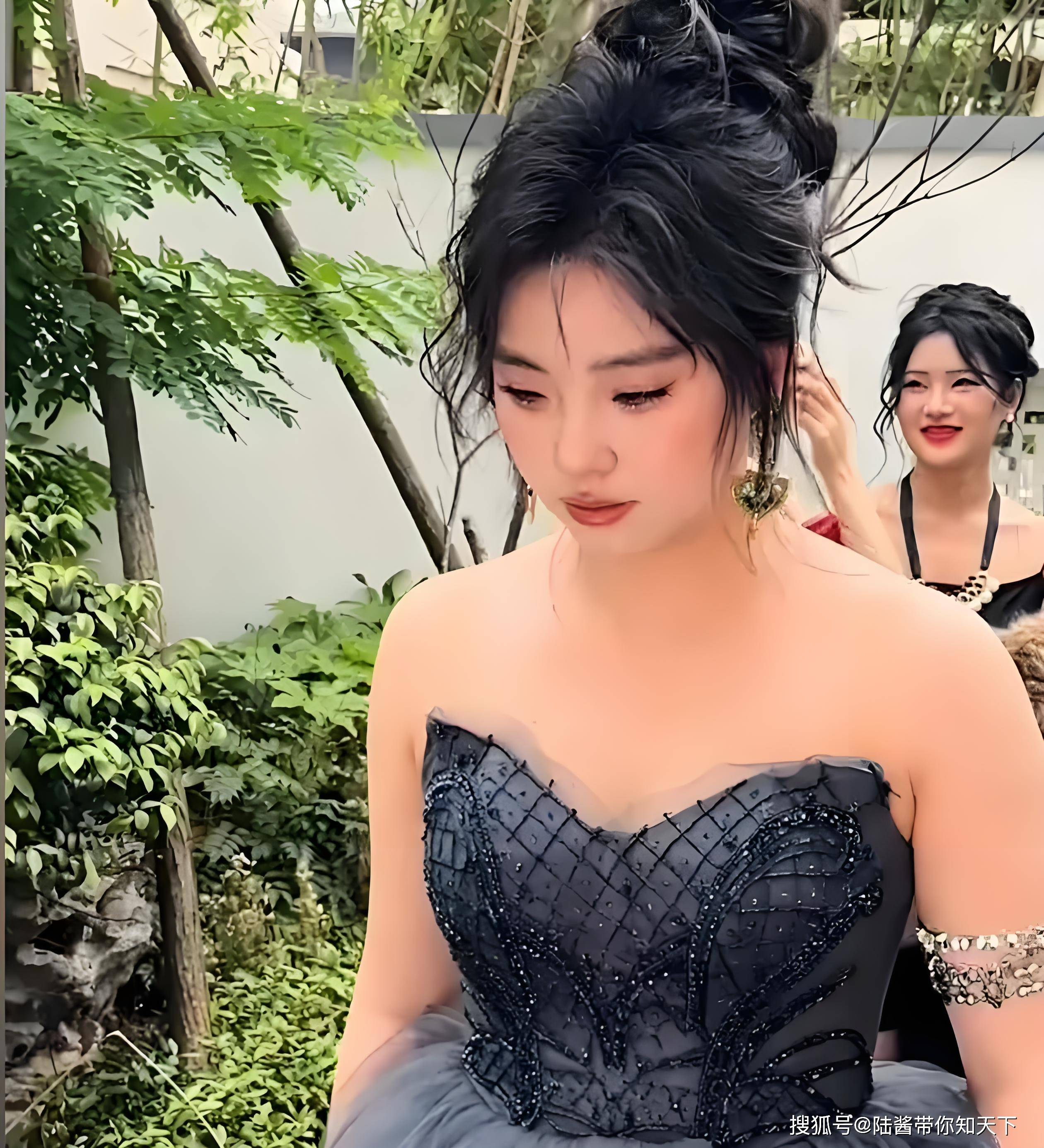 网红王妈23岁全款买保时捷卡宴成功背后的争议与思考