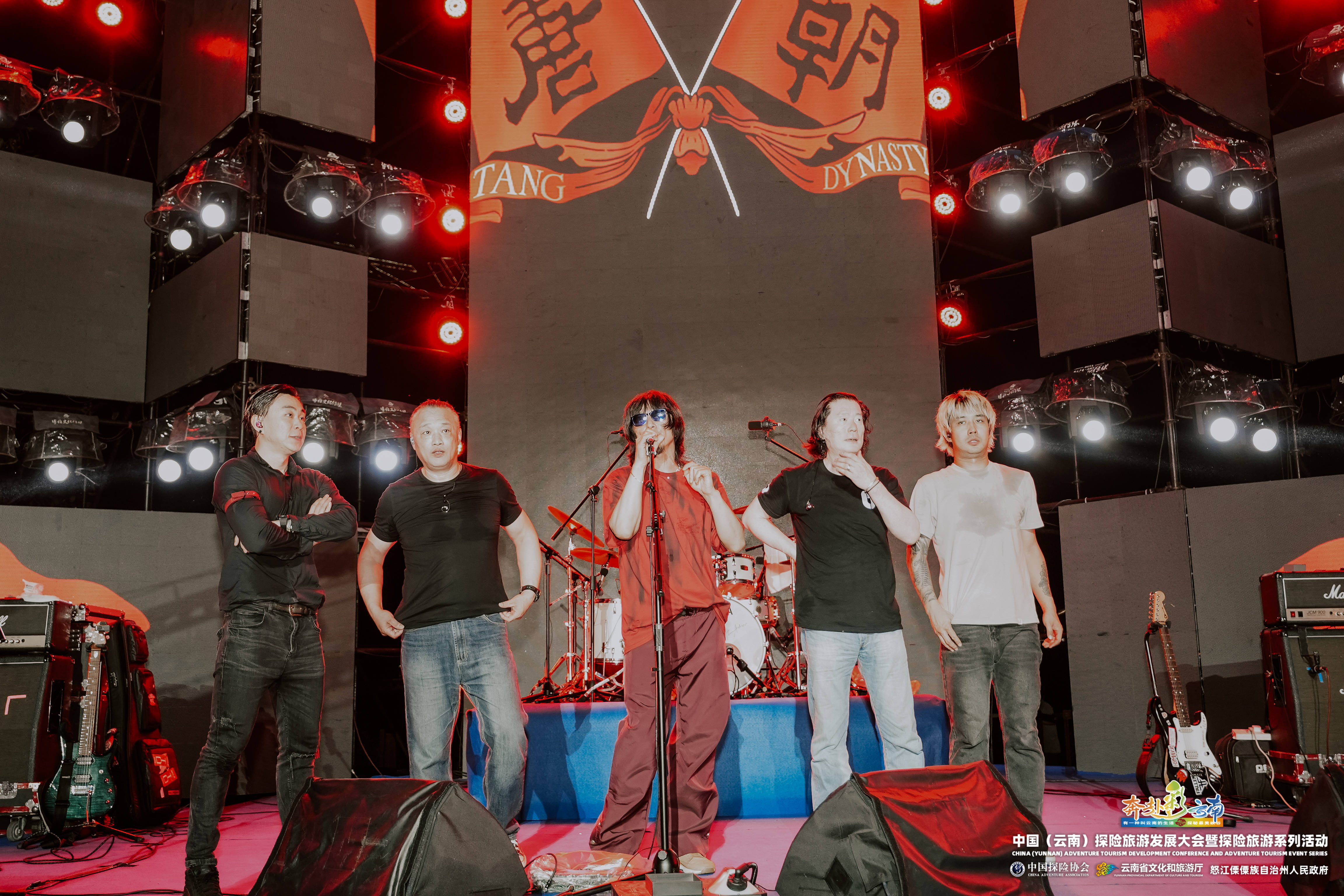 中国著名摇滚乐队唐朝和新生代乐队大音希声,先后点燃怒江西岸的中国