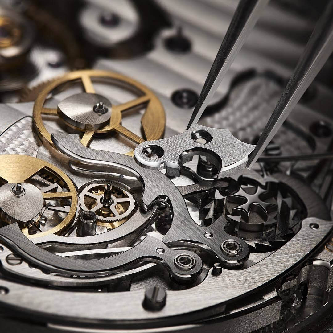 【无锡百年灵维修中心】百年灵机械表戴了一年多走时不准