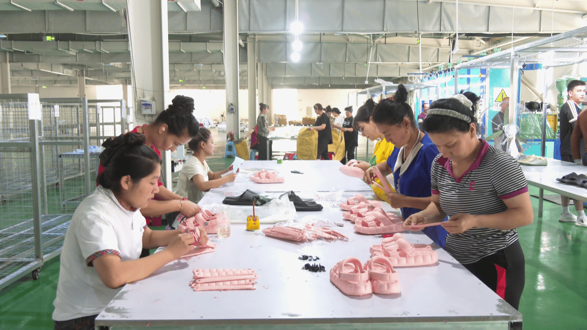 家纺园的新疆恒森纺织有限公司凉拖鞋生产车间,一台台机器高效运转