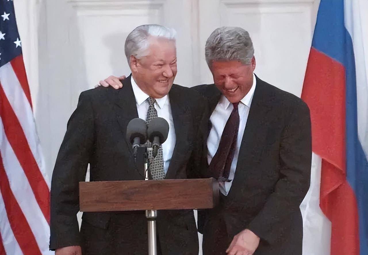 1992年苏联解体后,叶利钦访美遭克林顿无情嘲笑,叶利钦陪同傻笑