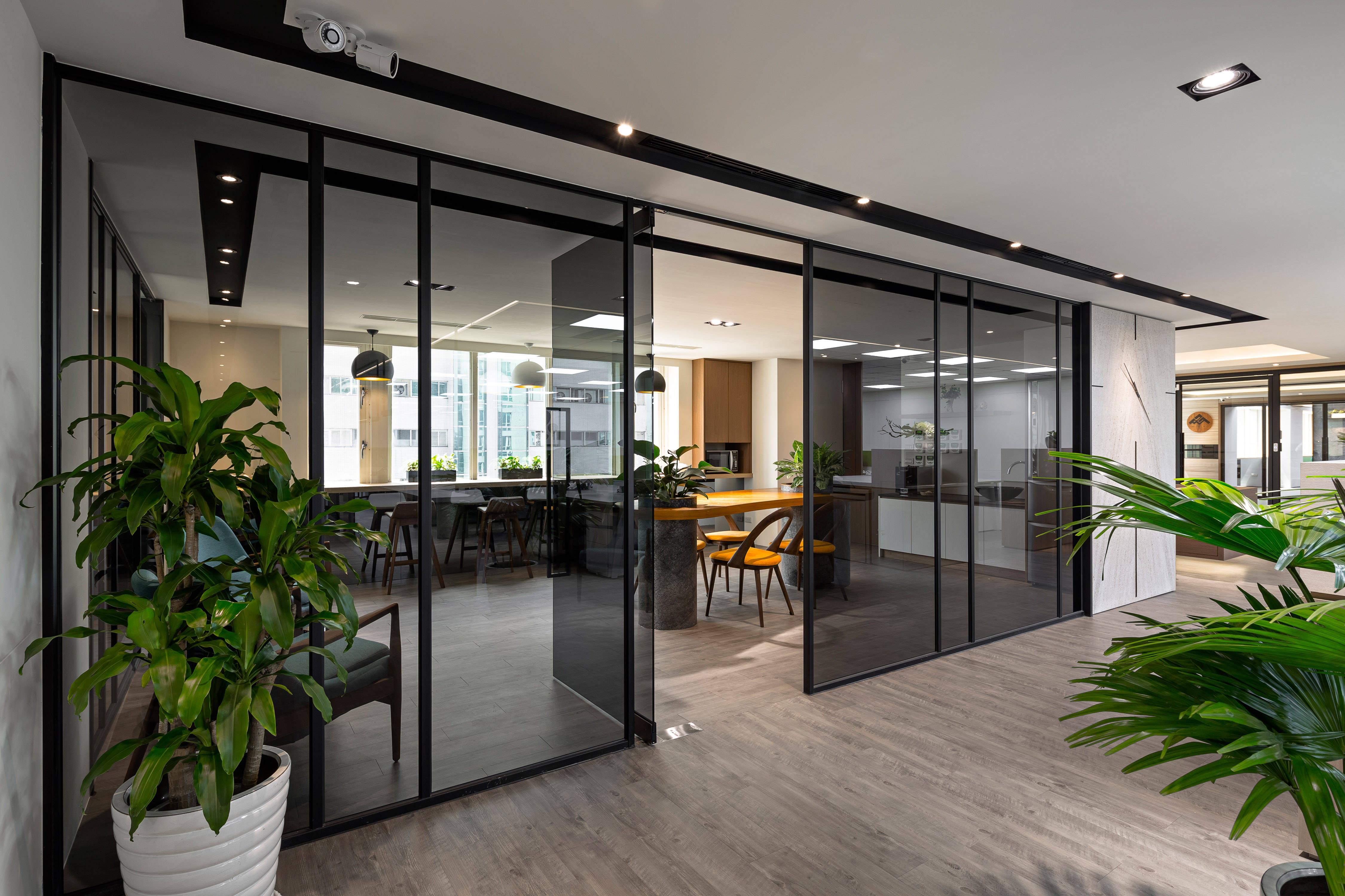 创意办公空间设计:开放与私密的完美结合,打造明亮舒适的工作环境