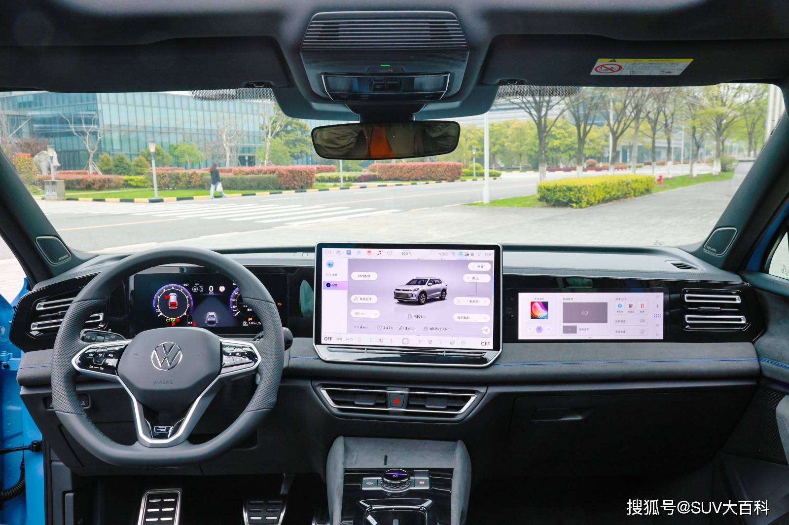 旗舰芯片,支持多屏联动,5g通信,还支持苹果carplay,百度carlife和华为