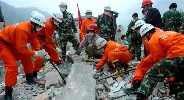 吴加芳:汶川地震后骑摩托背着妻子尸体回家,让无数国人动容流泪