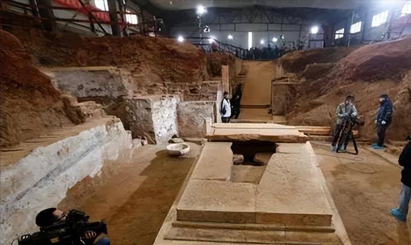 2012年,从北京一座破朔迷离的大墓里,发掘出一个弑父杀兄的故事