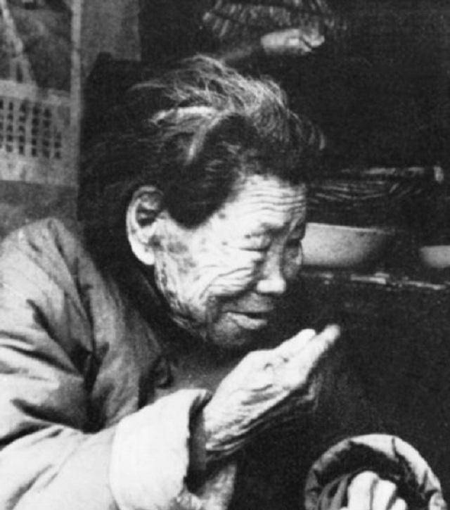 红嫂明德英:用自己的乳汁救了两位八路军战士,国防部长为她题词