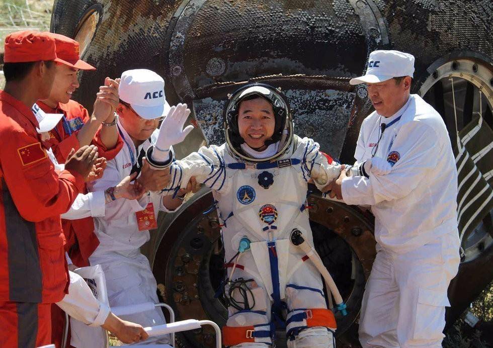 景海鹏从"神舟九号"顺利返回地面不久之后,景海鹏搭乘"神州七号"第