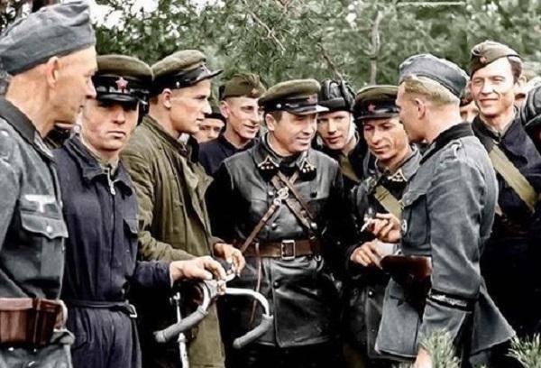 瓜分波兰:英法"苏德互掐"算盘拨乱了,寒酸苏军士兵有受挫感!