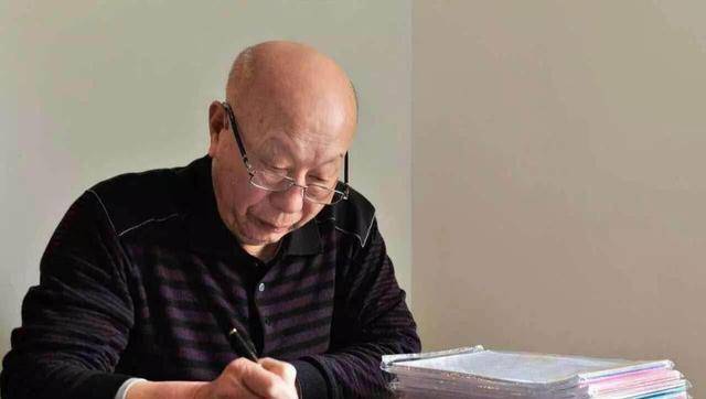 张逸民在撰写回忆录(摄于2014 年)之后听听反映,觉得很平平.
