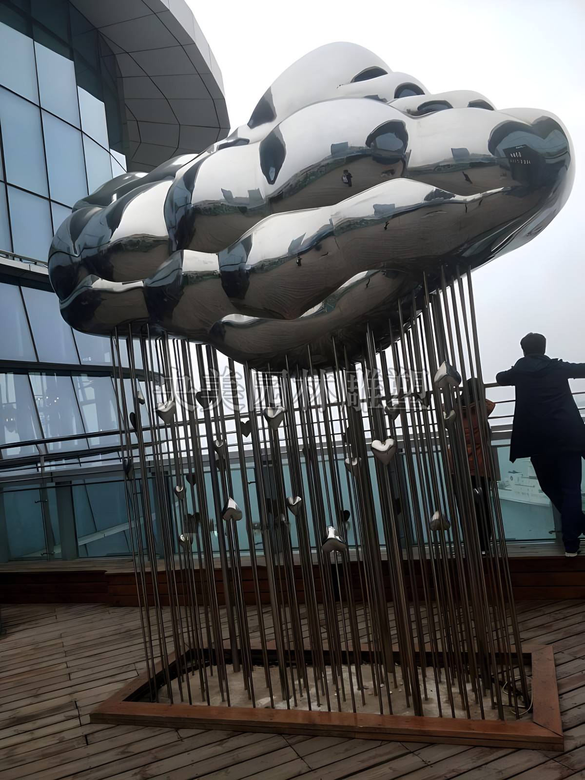 不锈钢云朵祥云雕塑以其独特的艺术魅力,实用性和耐用性,成为了现代