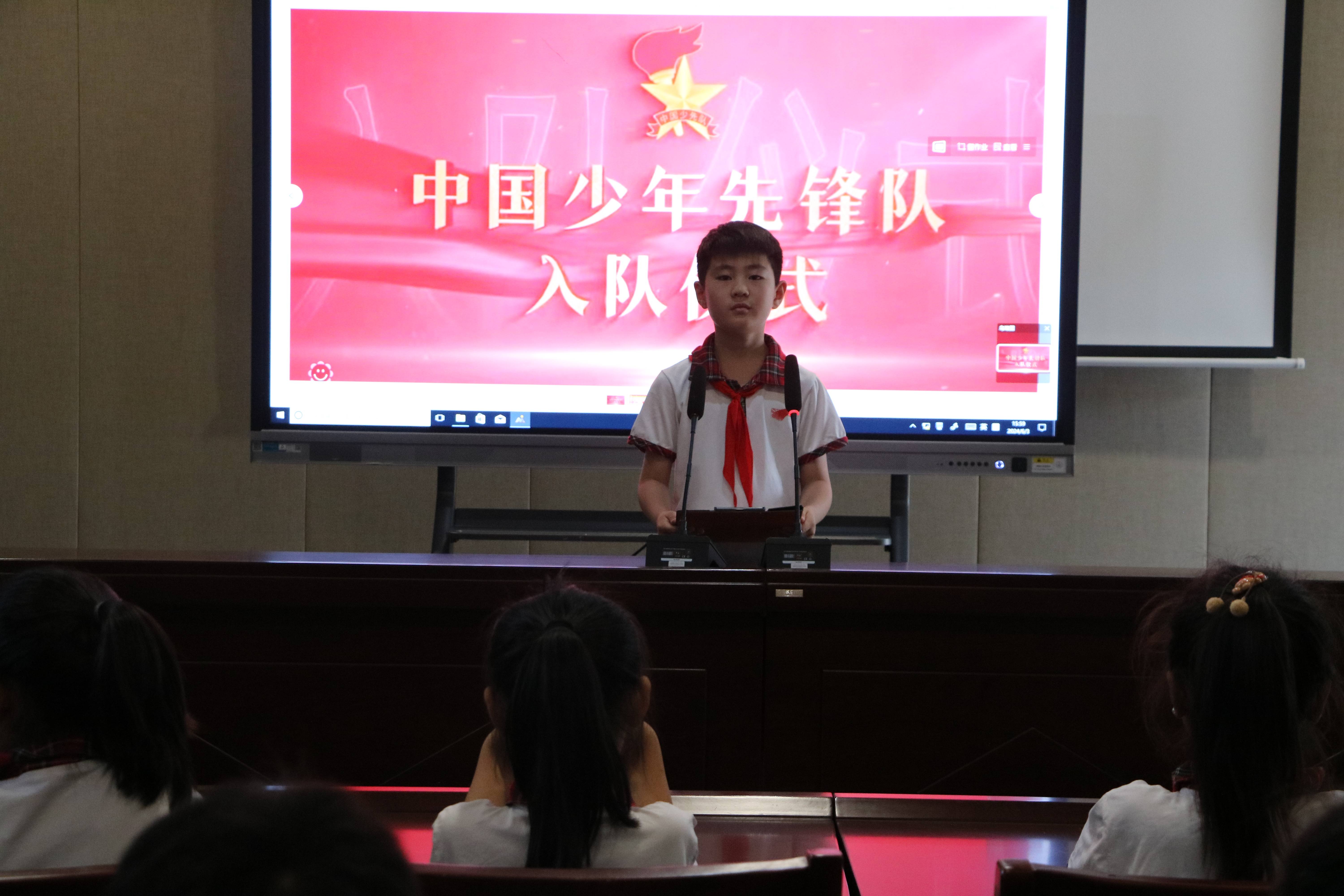 沛县张寨镇青墩寺小学举行"红领巾爱祖国"新生入队仪式