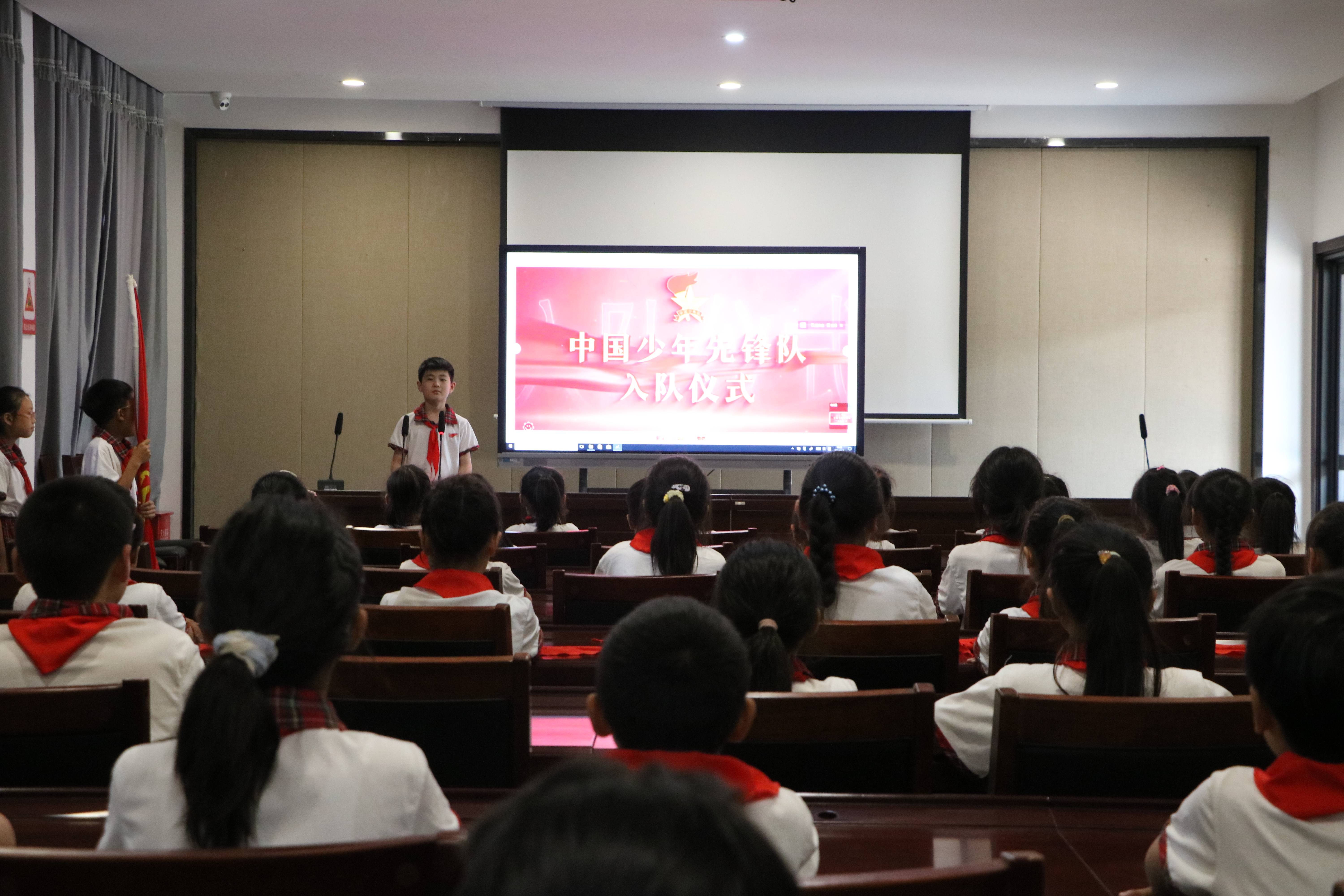 沛县张寨镇青墩寺小学举行"红领巾爱祖国"新生入队仪式