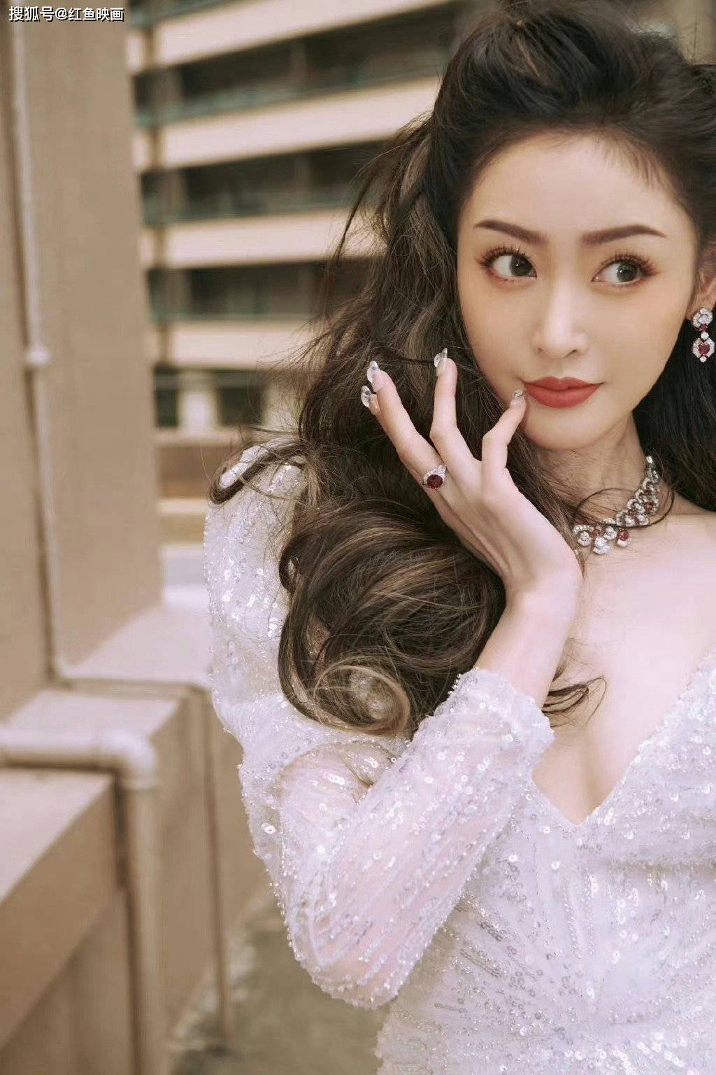 张天爱 低胸白裙写真